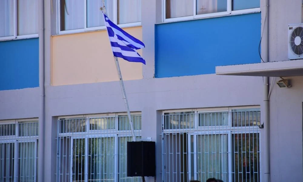 Πέραμα: 14χρονο κορίτσι έπεσε από τον δεύτερο όροφο σχολείου